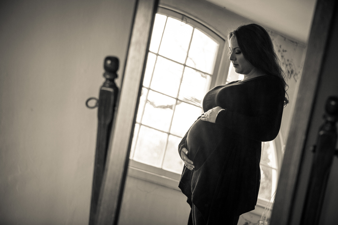 Dennis & Diana's Maternity Photos | Elkridge Furnace Inn | Kelly Heck Photography